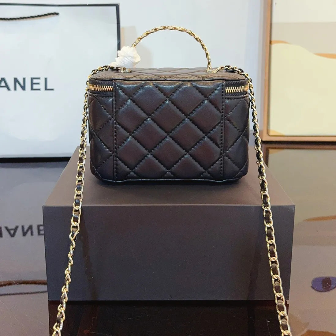 Clutch with Chain Q91474