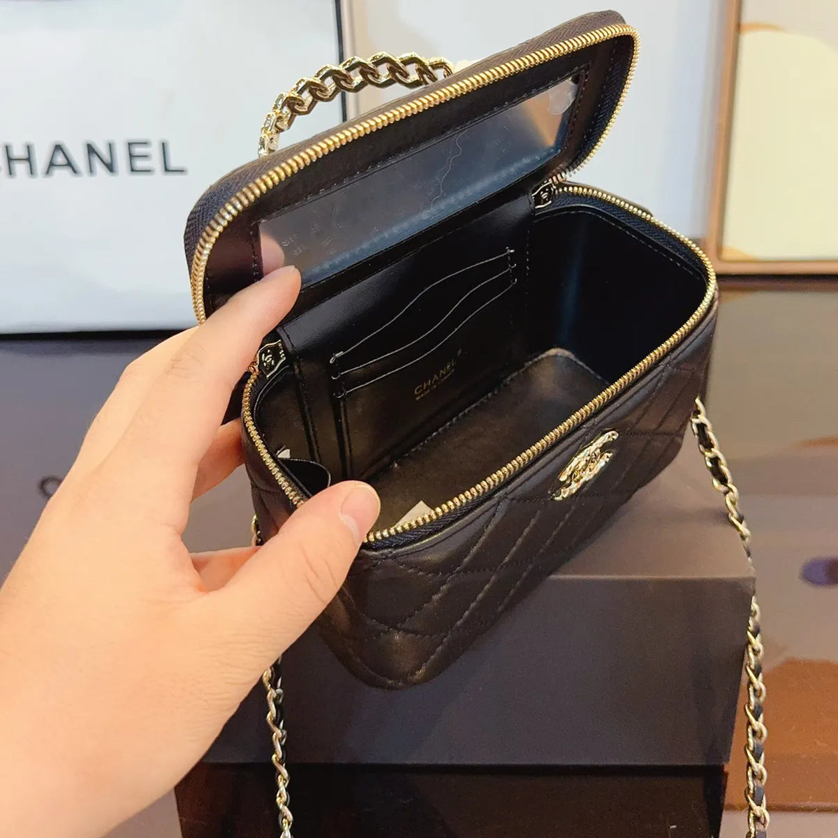 Clutch with Chain Q91474